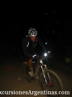 Ciclismo de montaña de noche en Mina Clavero